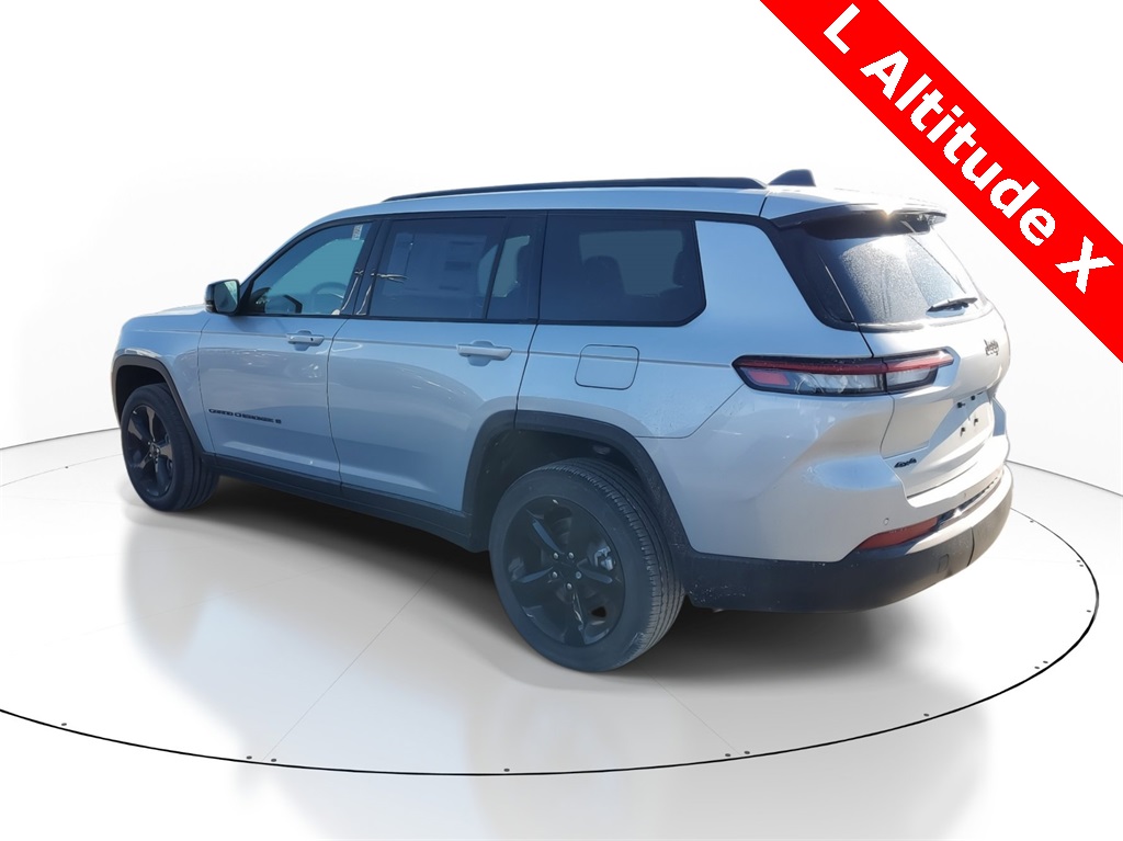 2025 Jeep Grand Cherokee Altitude photo 3