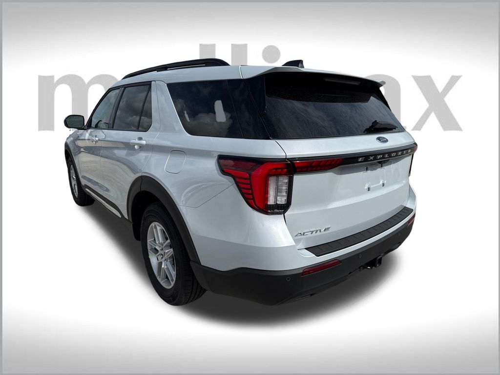 2025 Ford Explorer photo 2