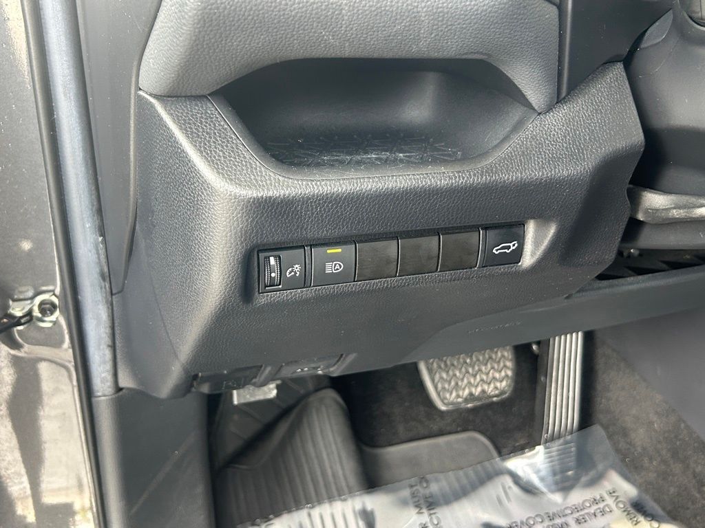 2021 Toyota RAV4 XLE photo 27