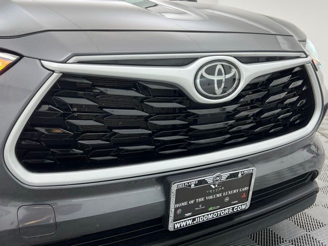 2024 Toyota Highlander LE photo 4
