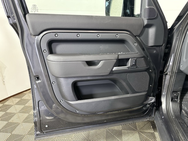 2025 Land Rover Defender 110 S photo 11