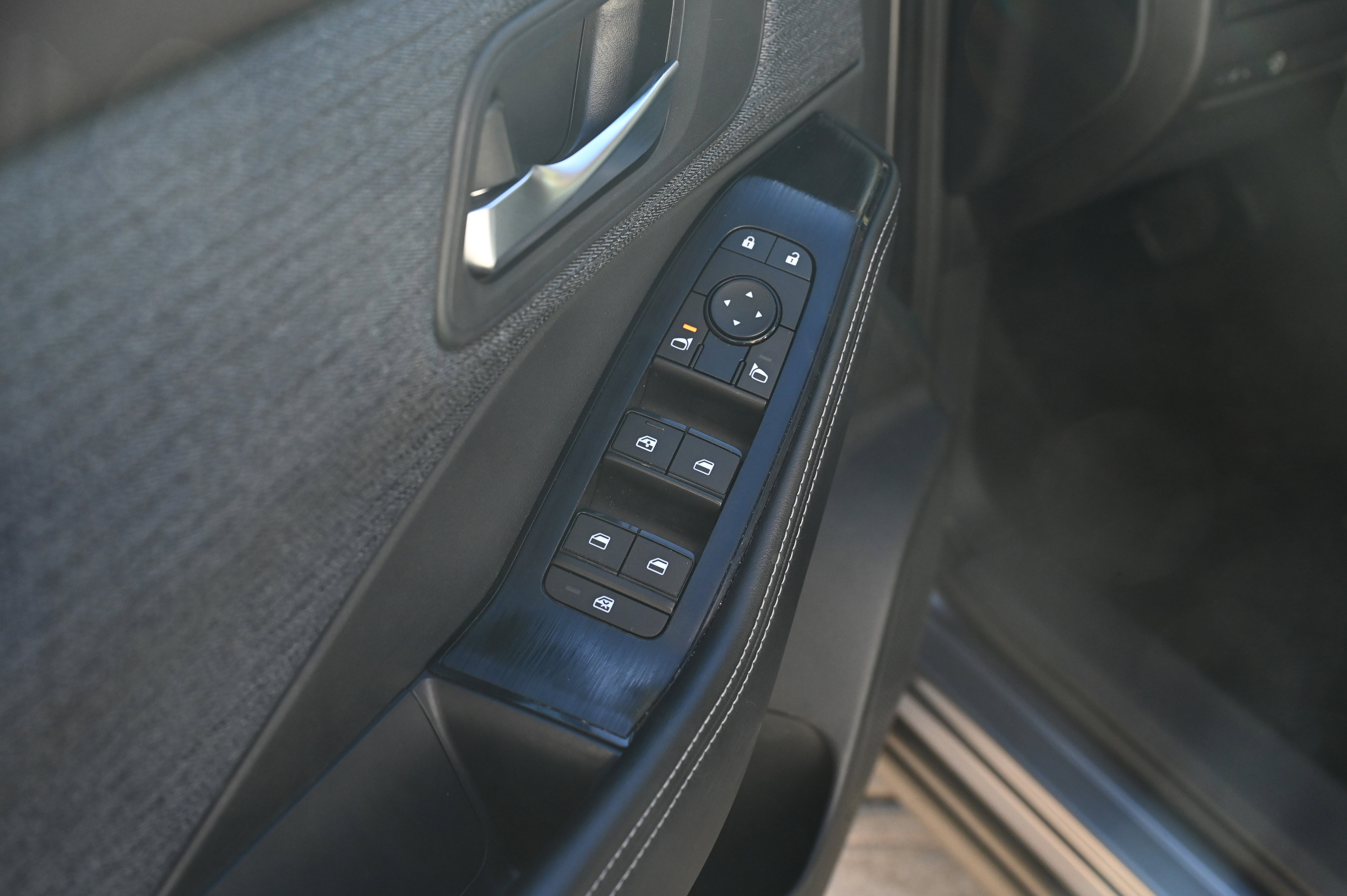 2023 Nissan Rogue SV photo 6