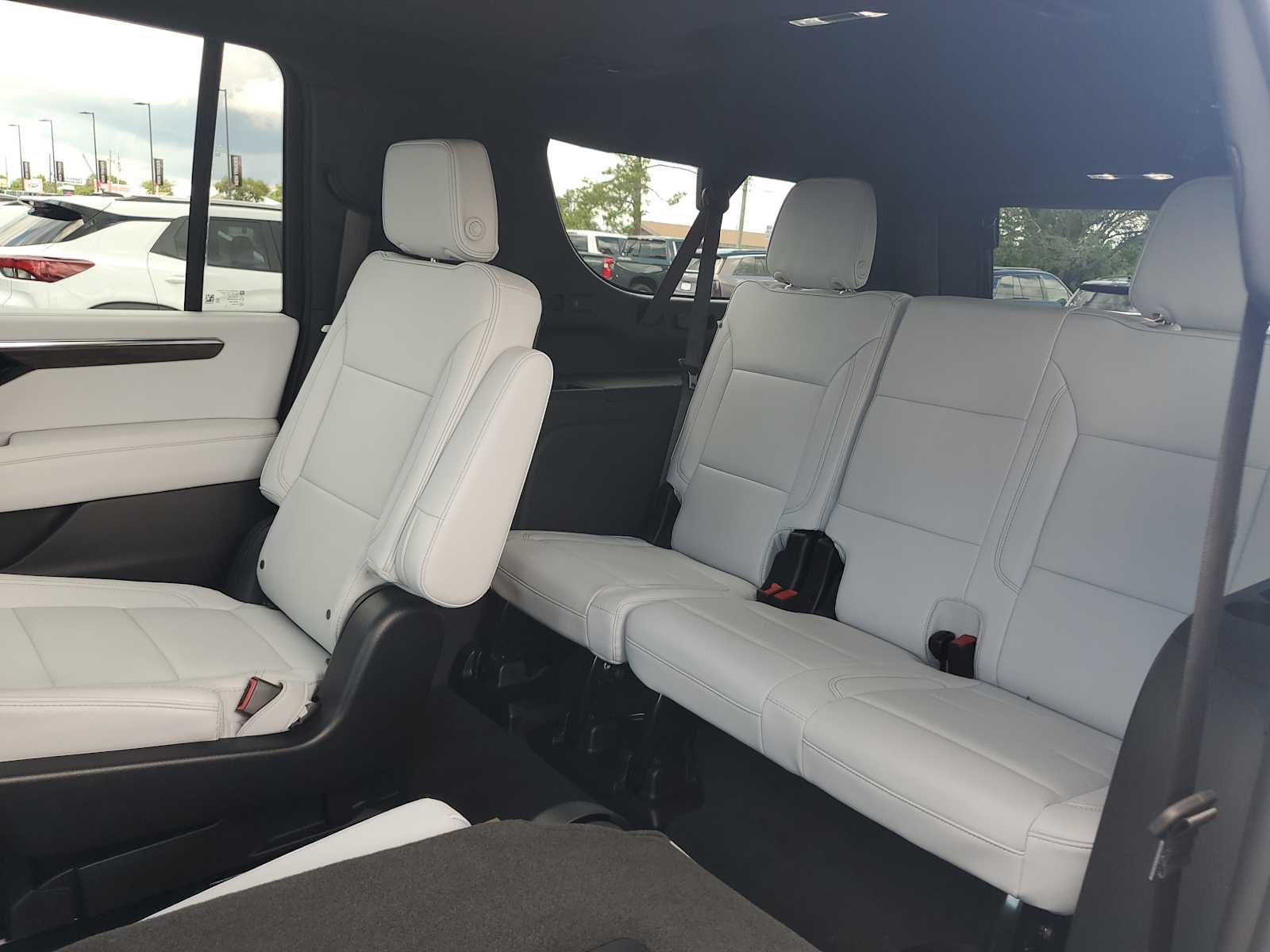 2025 Chevrolet Suburban Premier photo 12