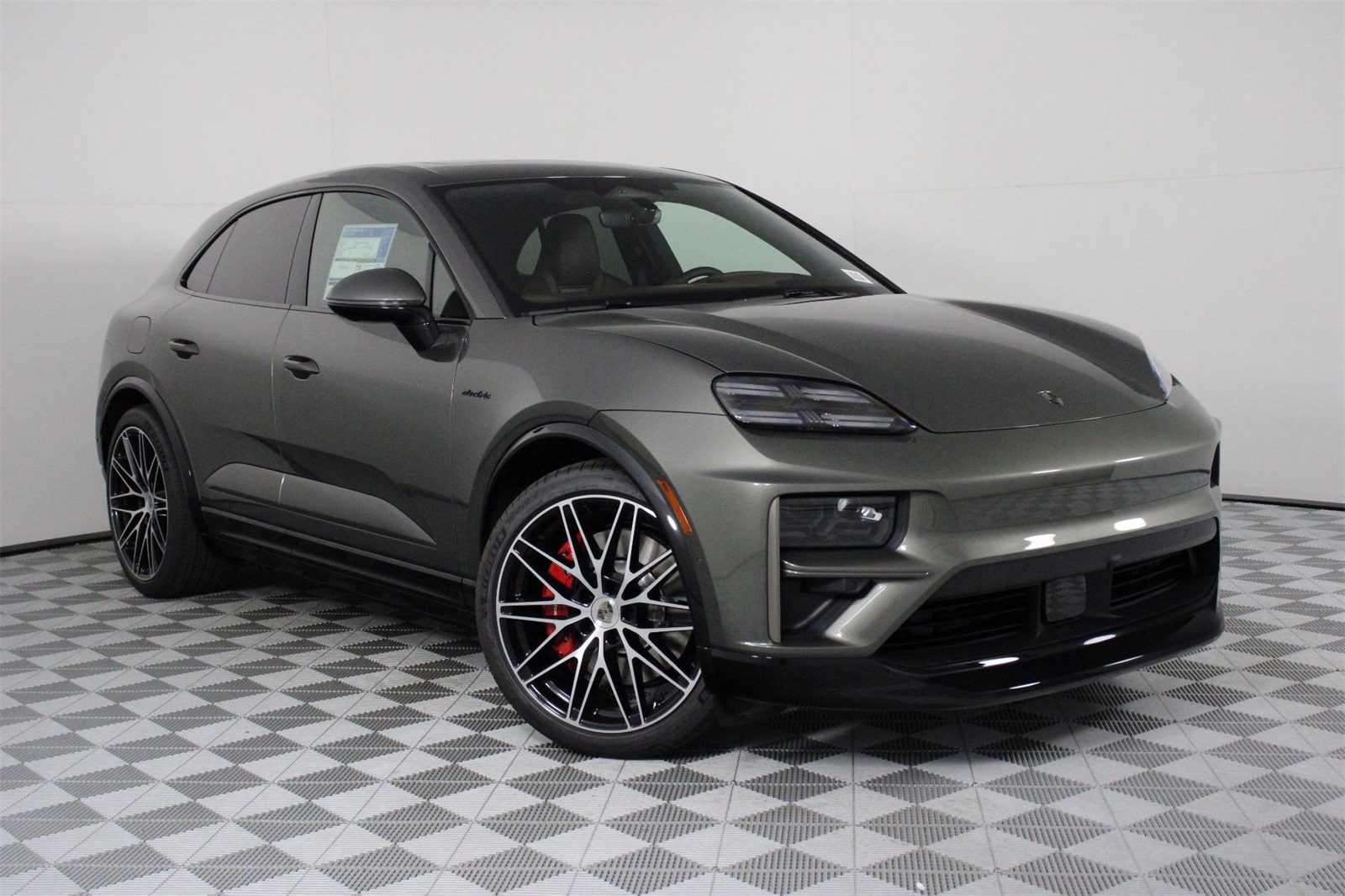 2025 Porsche Macan Electric Turbo photo 9