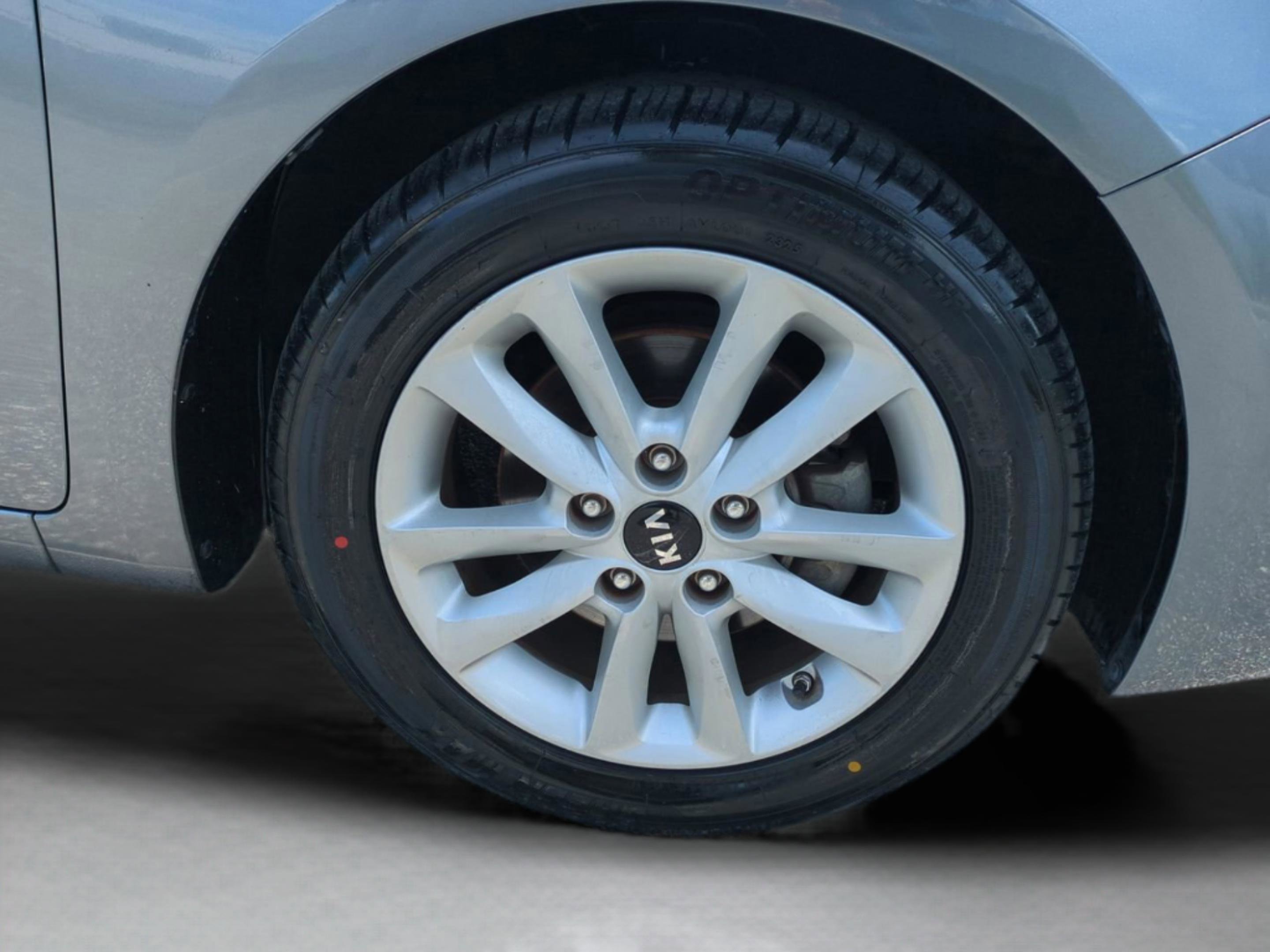 2017 Kia Forte S photo 27