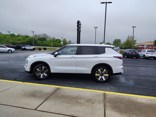 2025 Mitsubishi Outlander SE photo 4