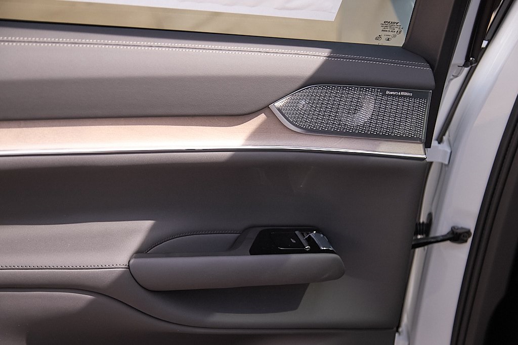 2025 VOLVO EX90 - Image 18