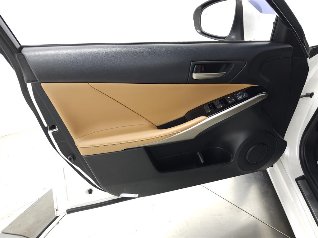 2017 Lexus IS 300 photo 10