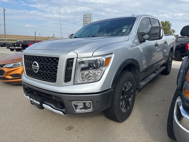 2019 Nissan Titan PRO-4X photo 2