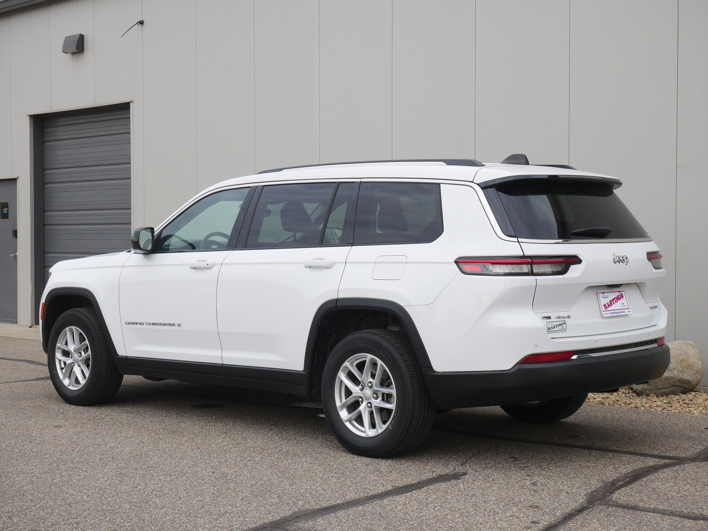 2023 Jeep Grand Cherokee Laredo photo 2