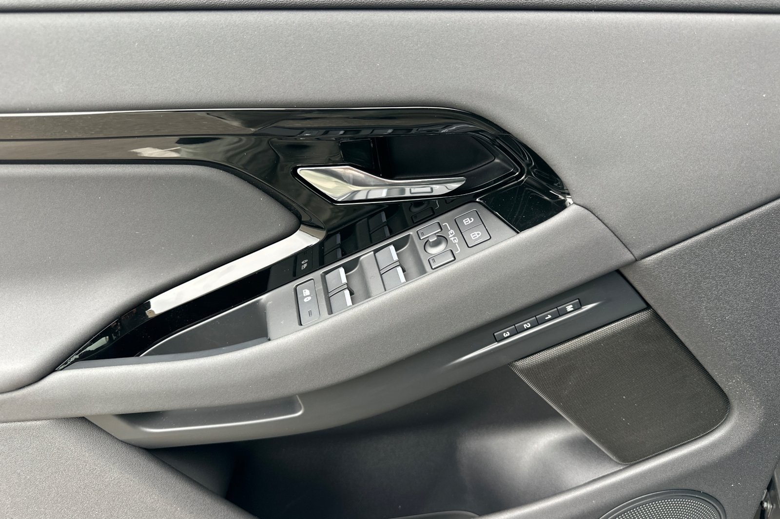 2026 Land Rover Range Rover Evoque Dynamic SE photo 11
