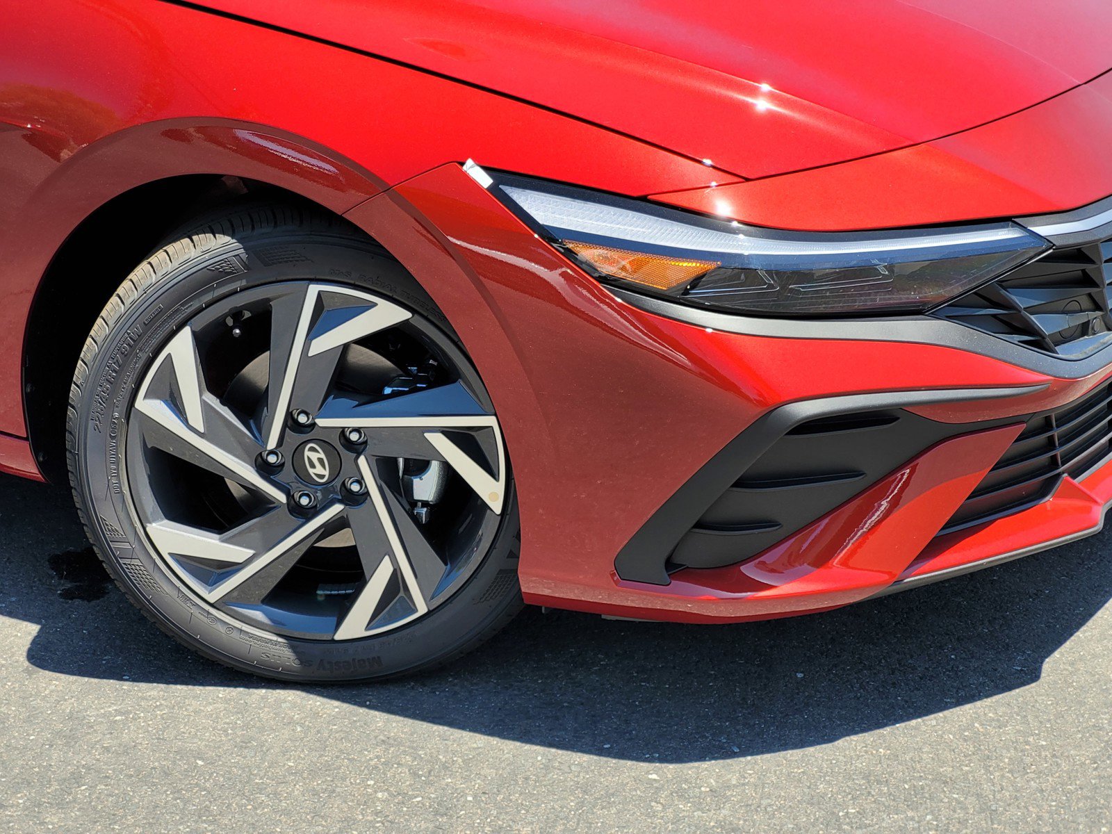 2025 Hyundai Elantra SEL Sport photo 2