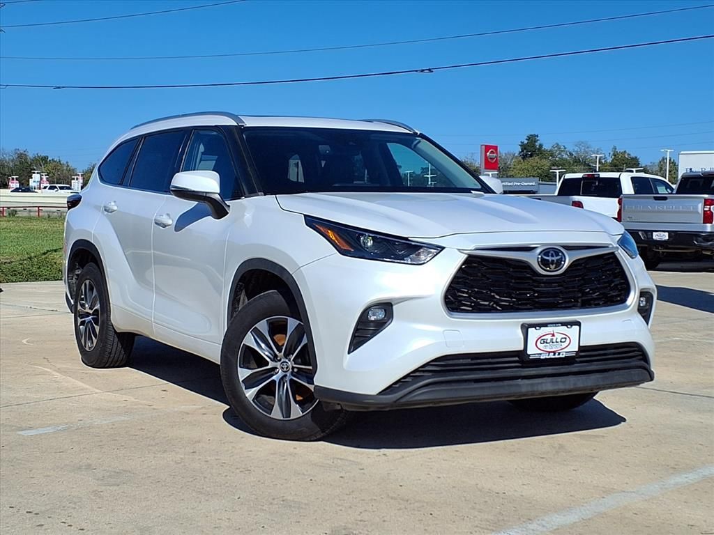 2022 Toyota Highlander XLE photo 2