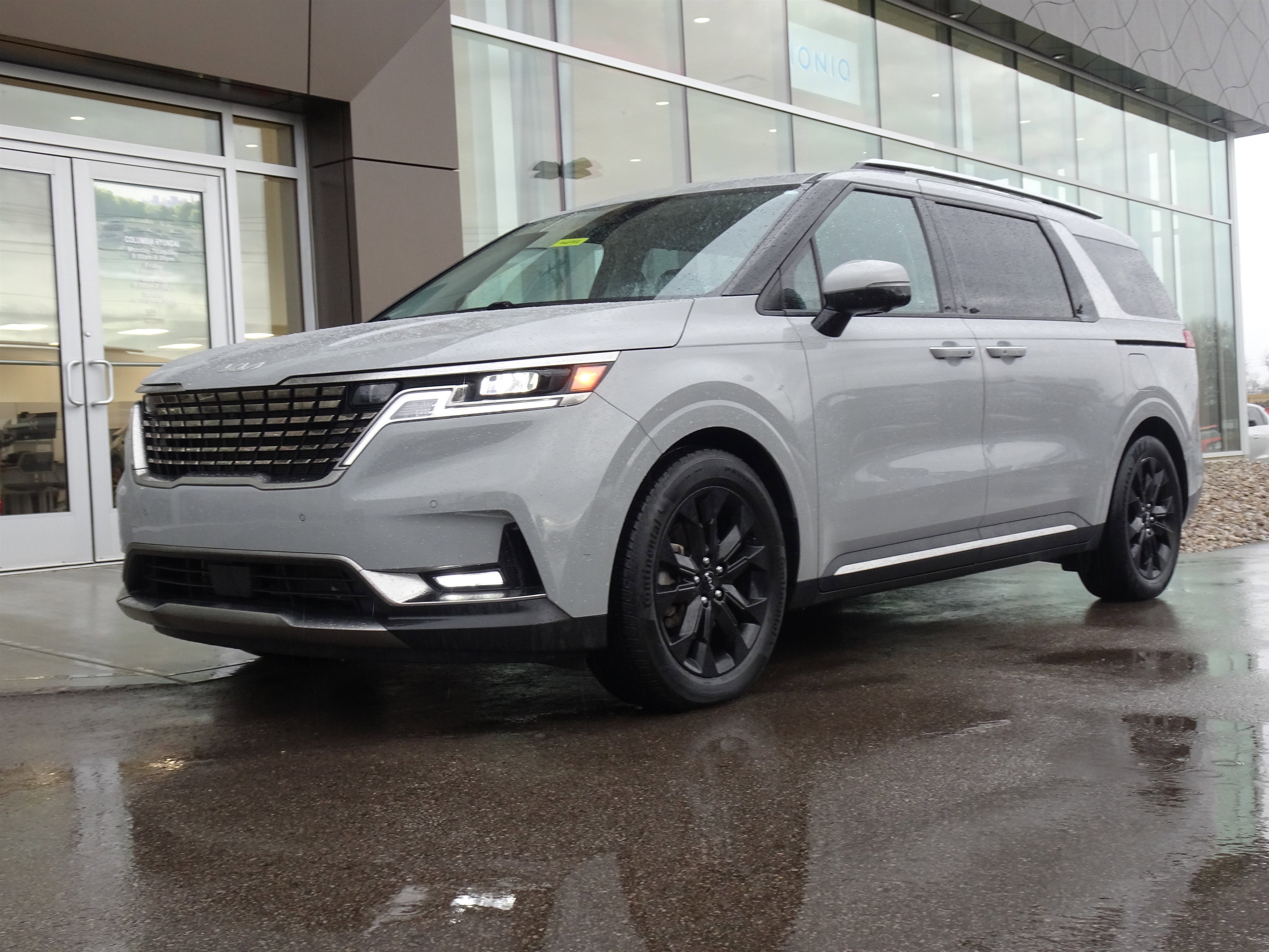 2023 Kia Carnival SX's photo