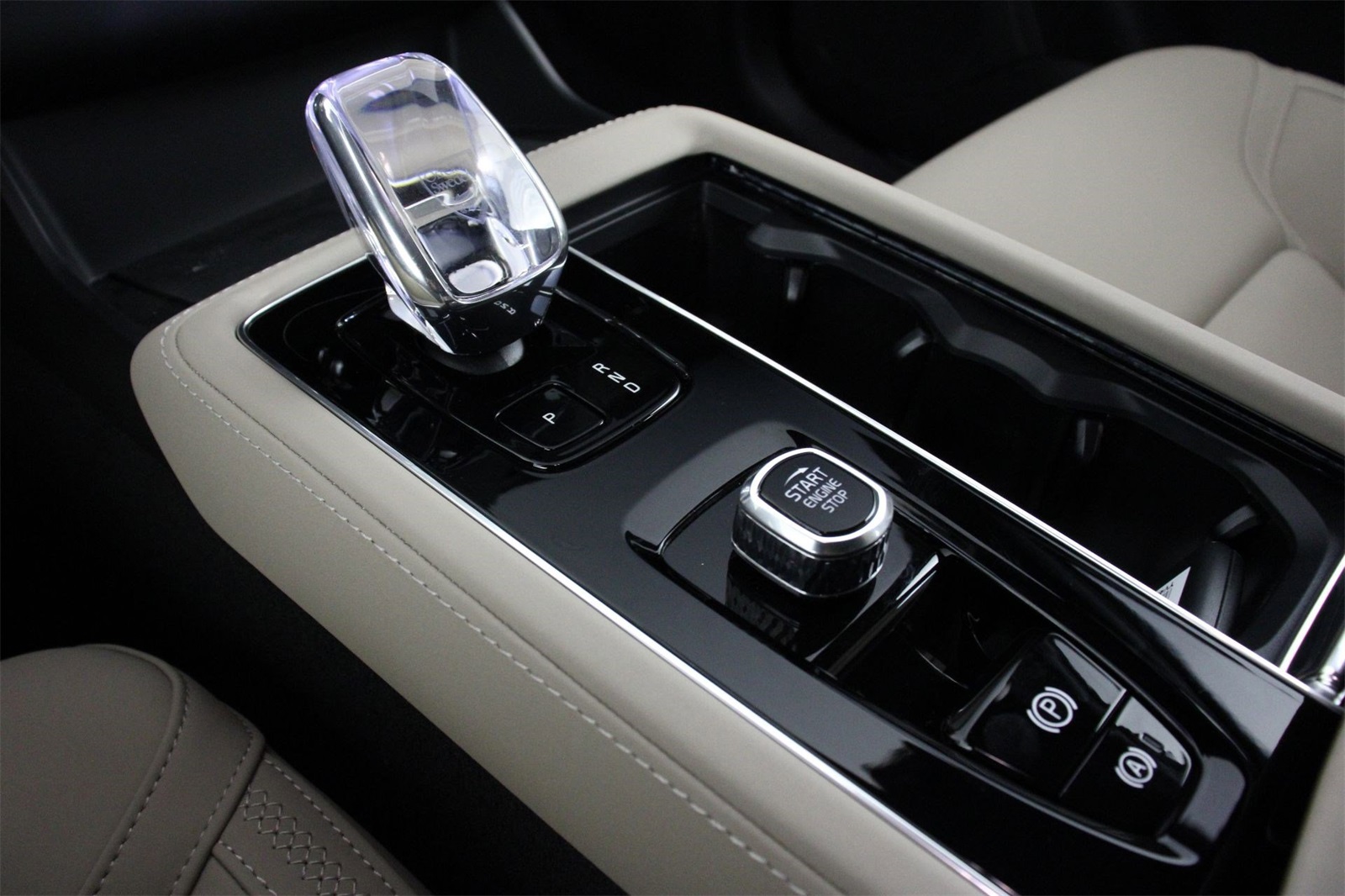 2025 Volvo XC90 B5 Plus photo 7