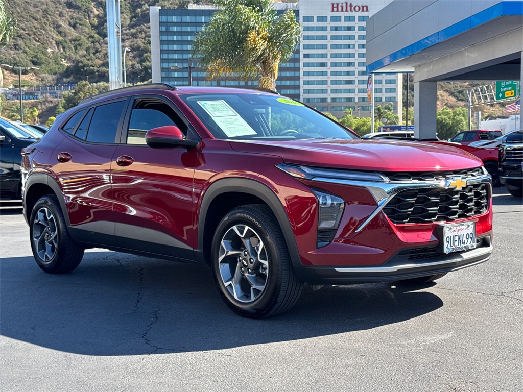 2025 Chevrolet Trax LT photo 3
