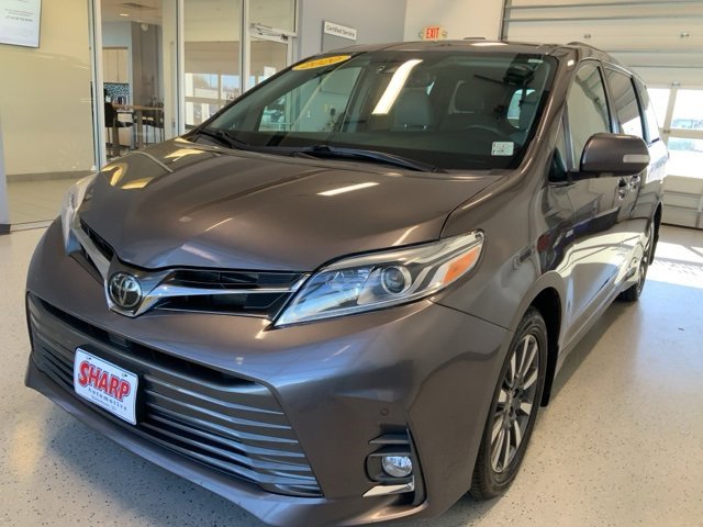 2020 Toyota Sienna XLE photo 3