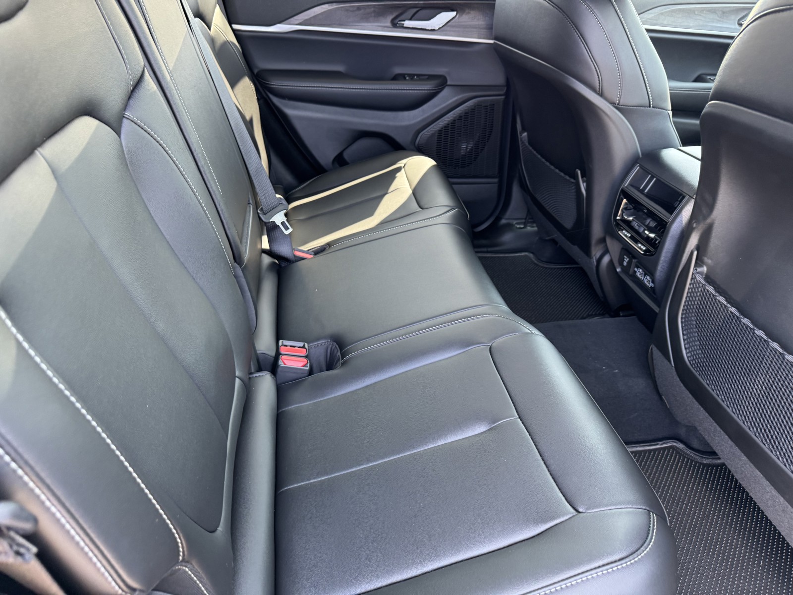 2025 Jeep Grand Cherokee Limited photo 8
