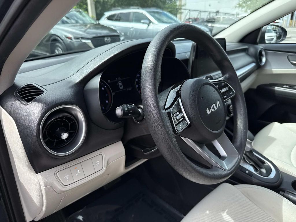 2022 Kia Forte LXS photo 19