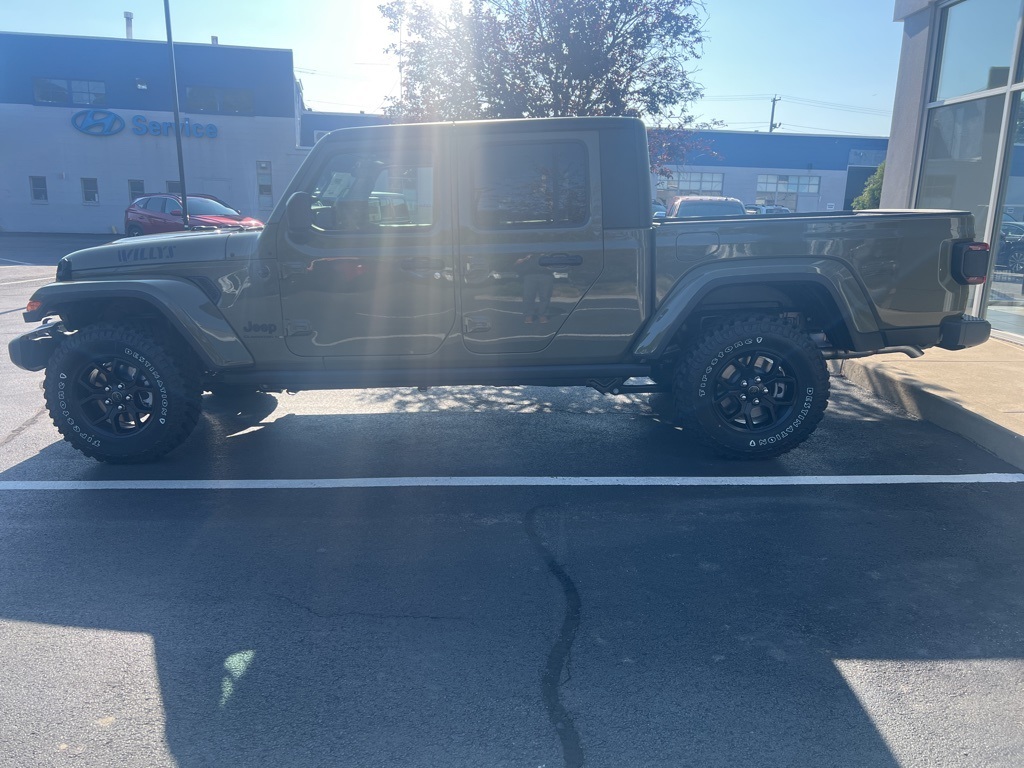 2025 Jeep Gladiator Willys photo 2