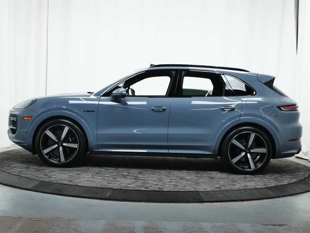 2025 Porsche Cayenne E-Hybrid Turbo photo 2