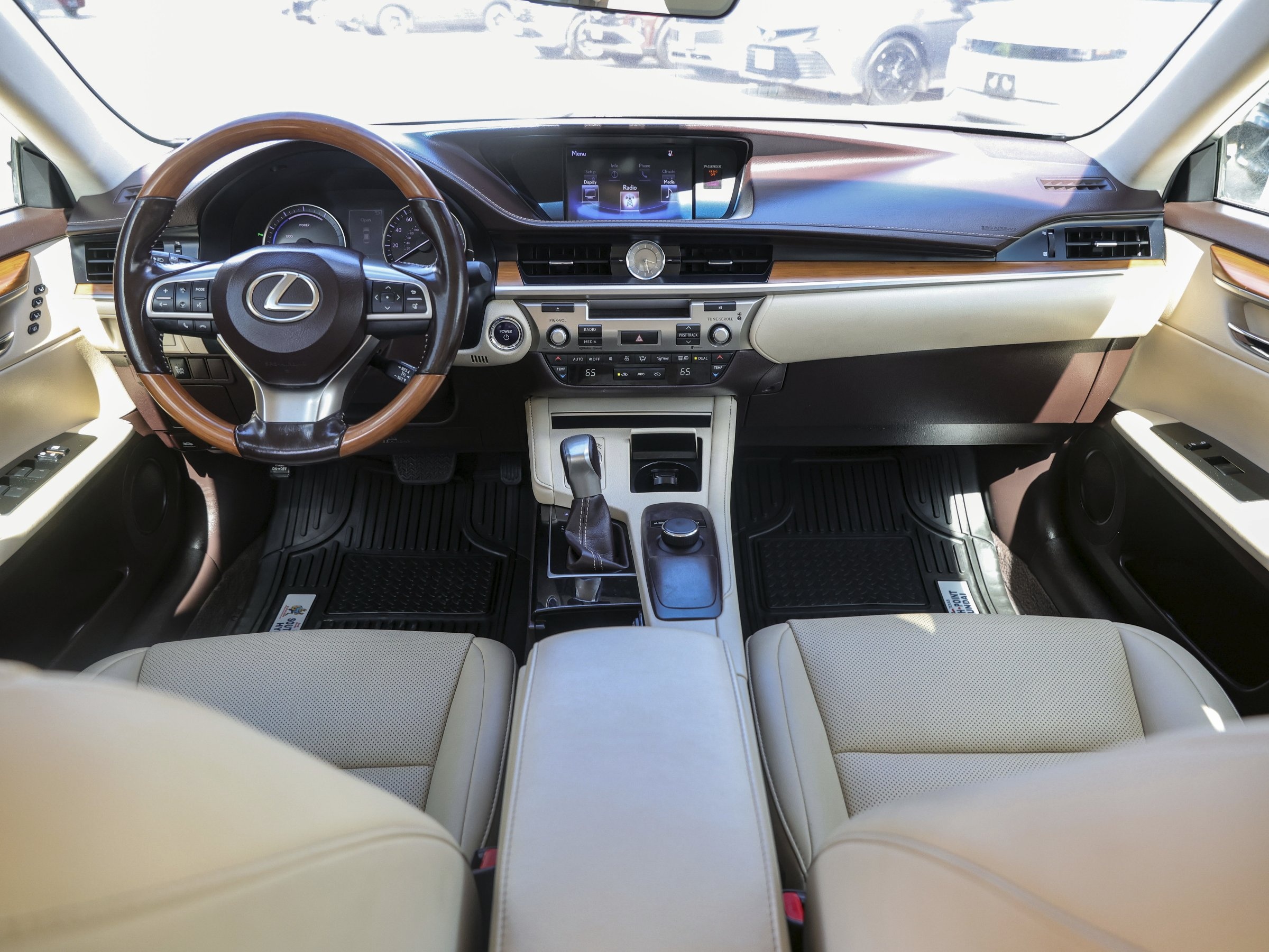 2016 Lexus ES 300h photo 26
