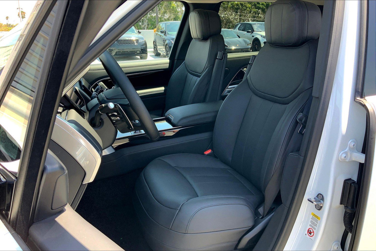 2025 Land Rover Range Rover SE photo 5