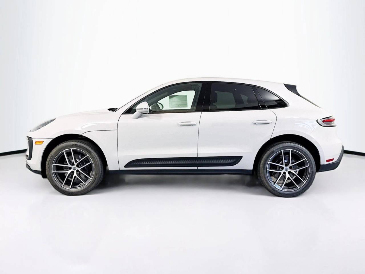 2025 Porsche Macan T photo 2