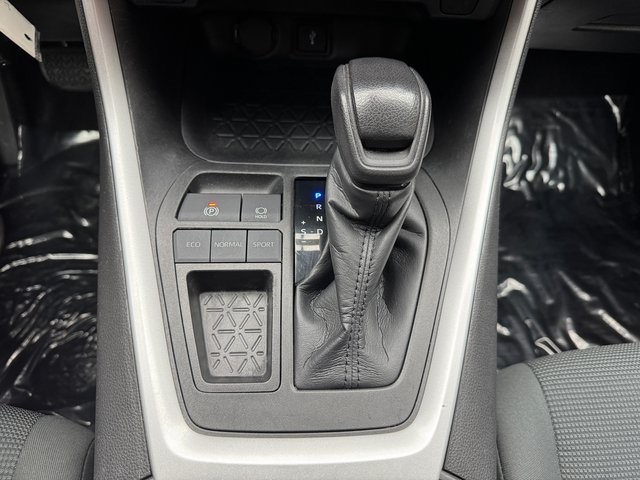 2021 Toyota RAV4 LE photo 18