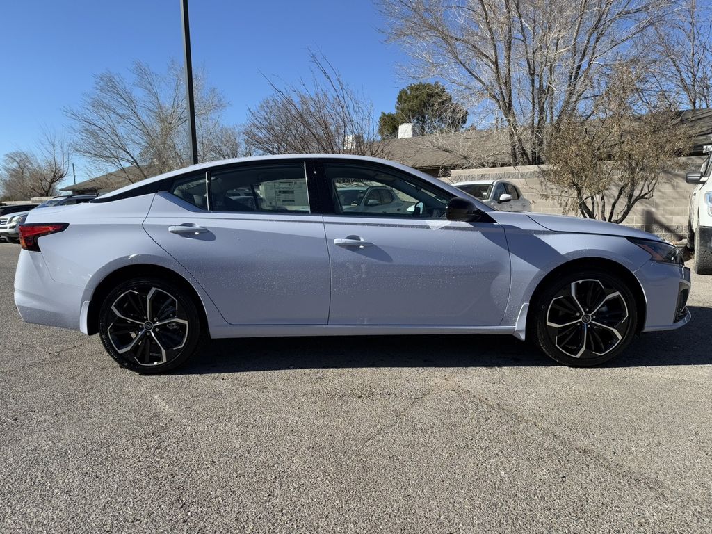 2025 Nissan Altima 2.5 SR photo 3