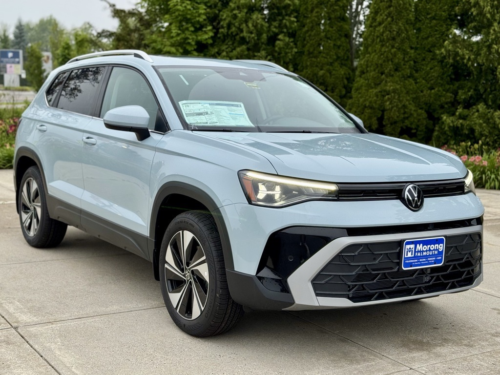 2025 Volkswagen Taos SE's photo