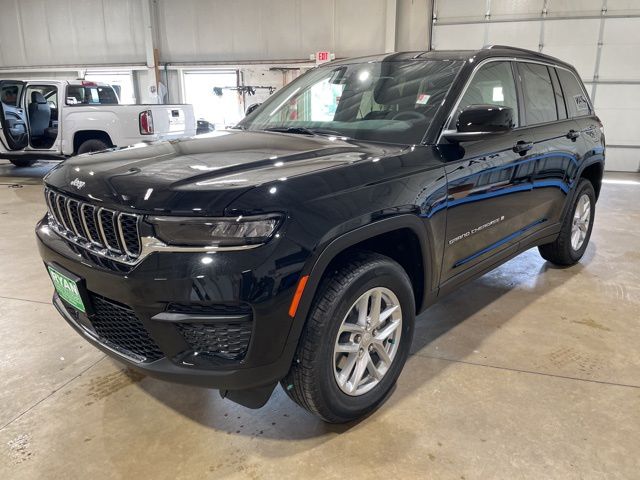 2025 Jeep Grand Cherokee Laredo Altitude photo 3