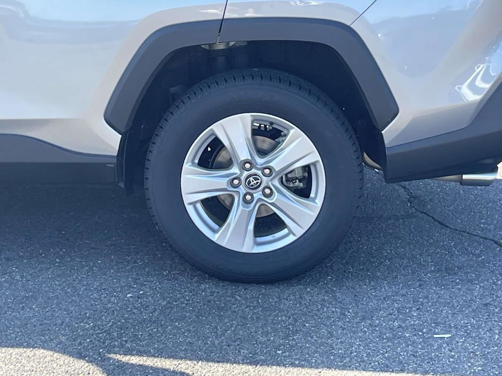 2020 Toyota RAV4 XLE photo 10