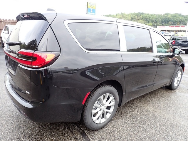 2026 Chrysler Pacifica photo 5