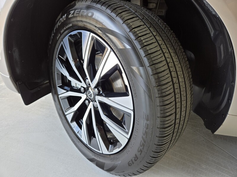 2025 Volvo XC60 B5 Plus photo 25