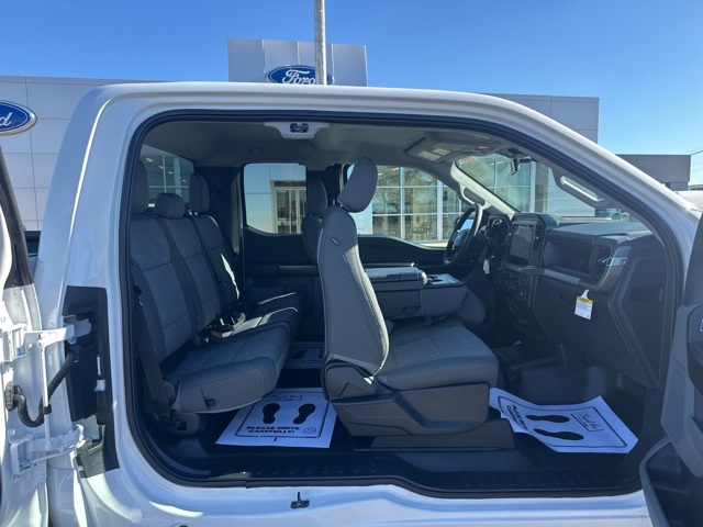 2025 Ford F-150 XL photo 2