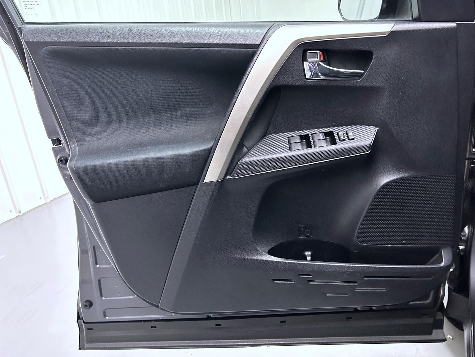 2015 Toyota RAV4 XLE photo 9