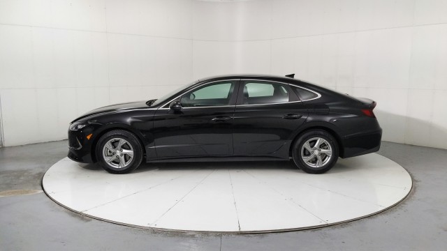 Used 2022  Hyundai SE image 2