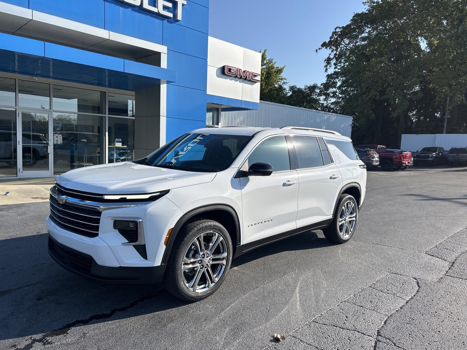 2026 Chevrolet Traverse photo 2