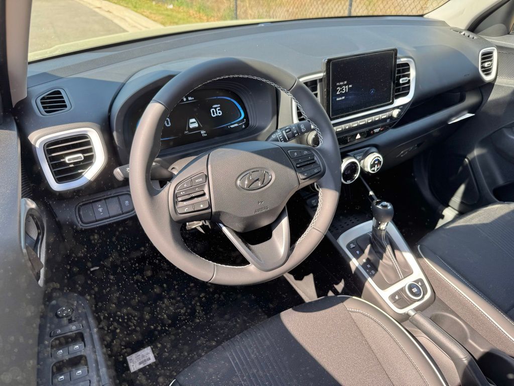2025 Hyundai Venue Limited photo 2