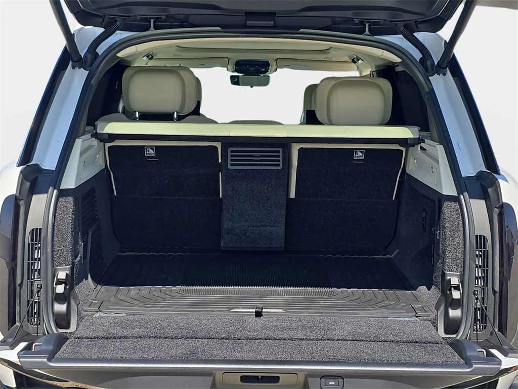 2025 Land Rover Range Rover SV photo 9
