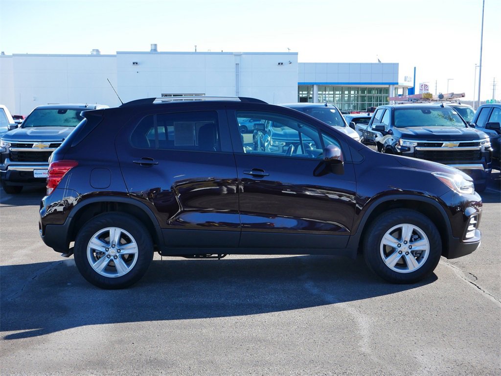 Used 2022 Chevrolet Trax LT with VIN KL7CJPSMXNB565089 for sale in Inver Grove Heights, Minnesota