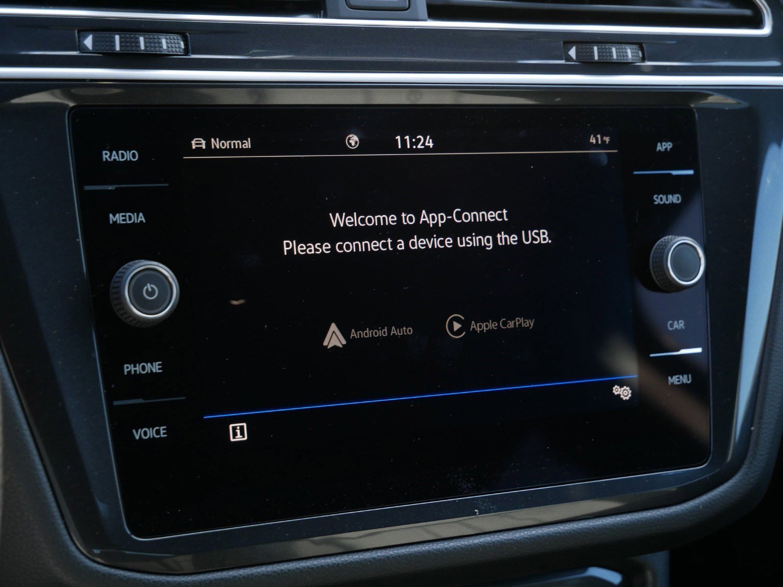 2024 Volkswagen Tiguan SE R-Line photo 4