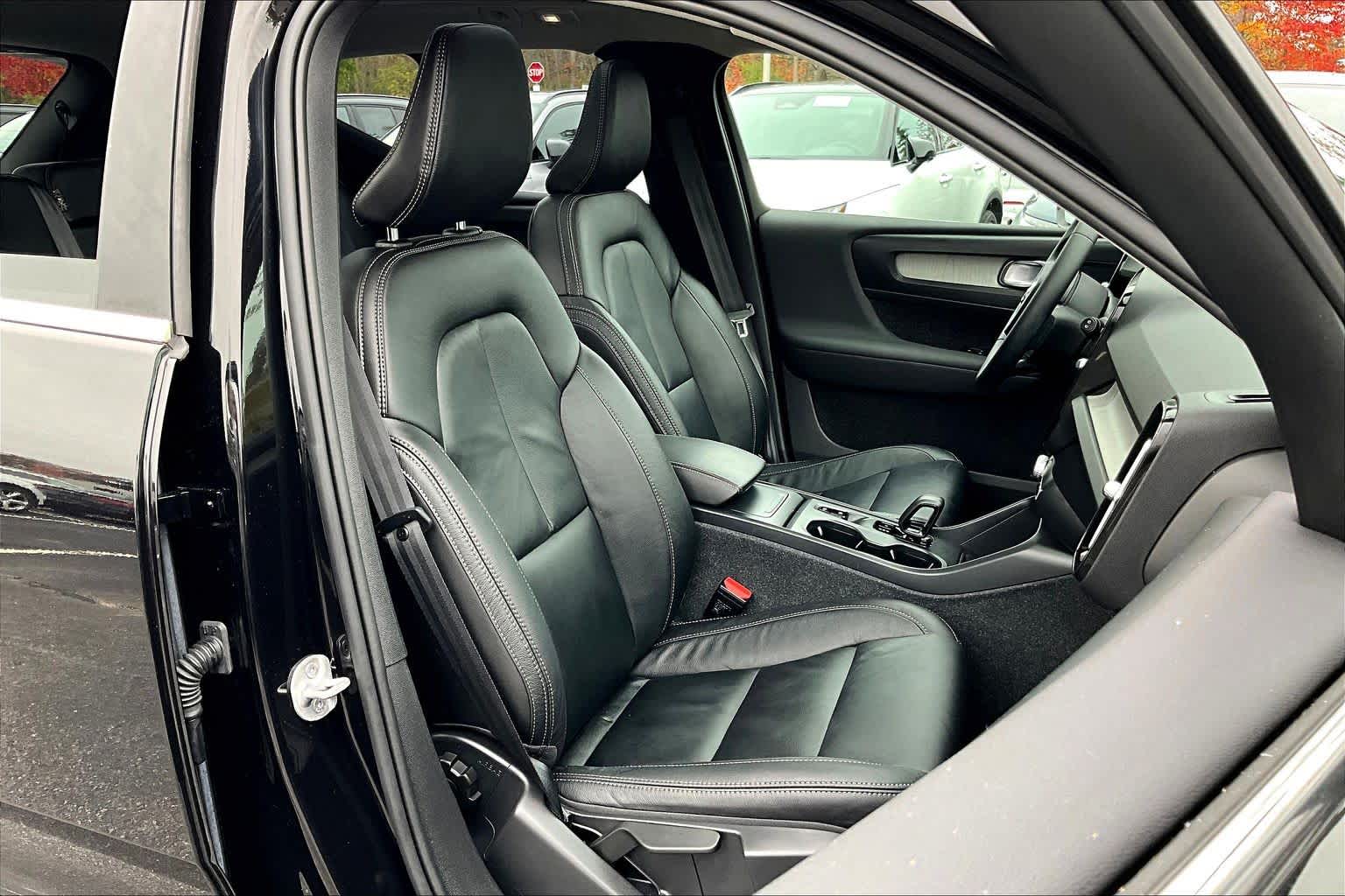 2024 Volvo XC40 Core photo 4