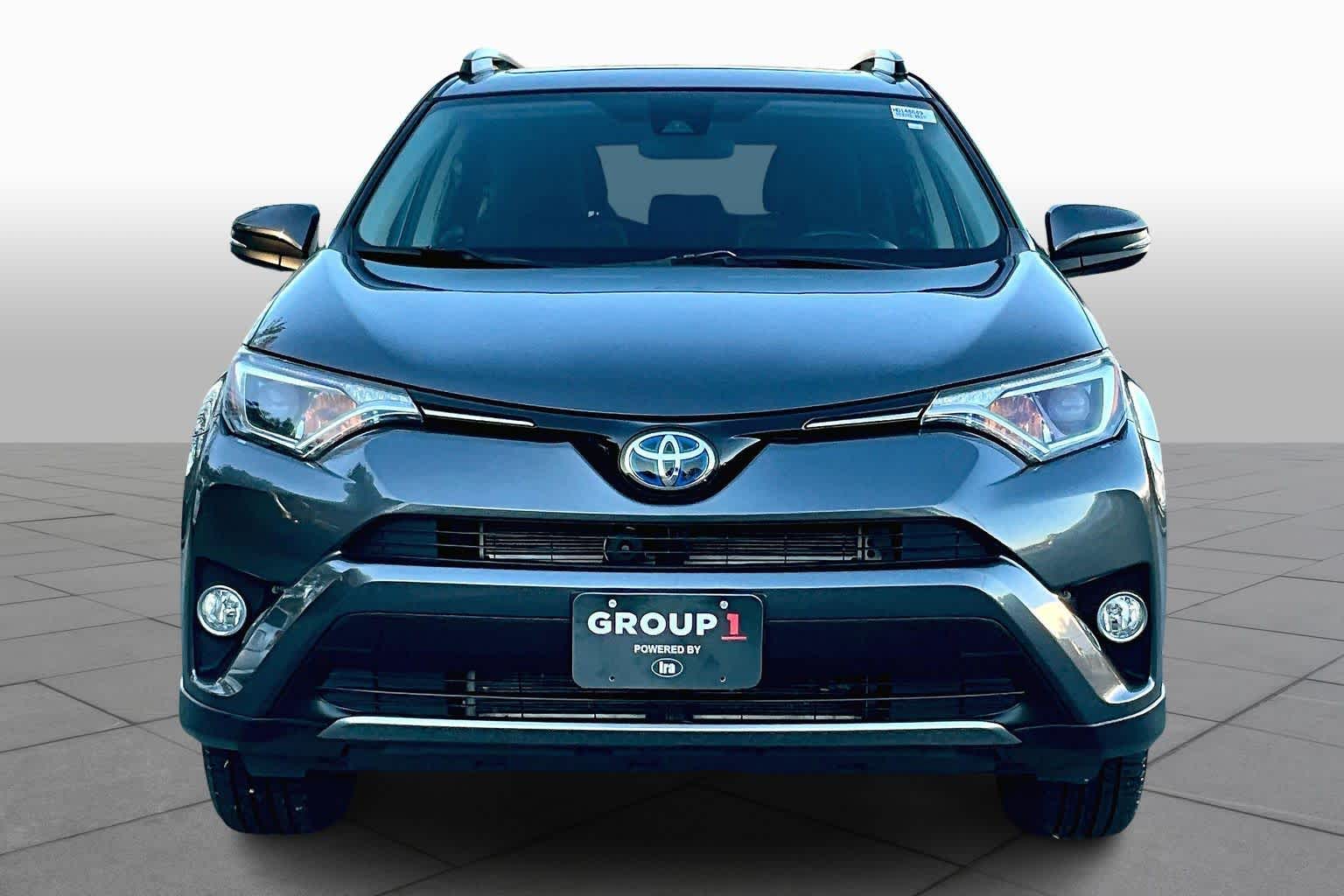 2017 Toyota RAV4 Hybrid XLE photo 3