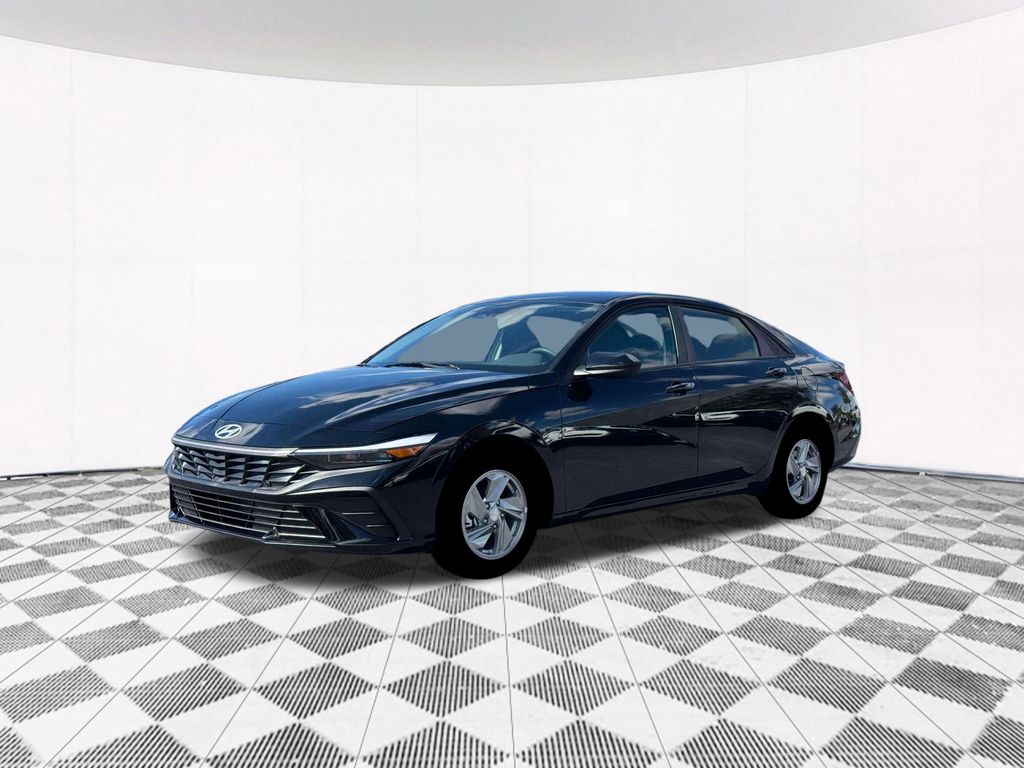 2026 Hyundai Elantra SE photo 2