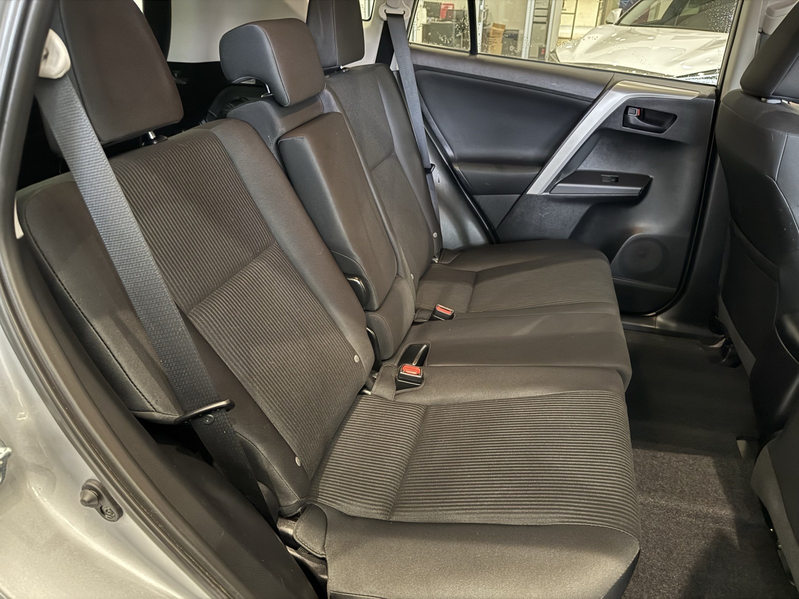 2016 Toyota RAV4 LE photo 31