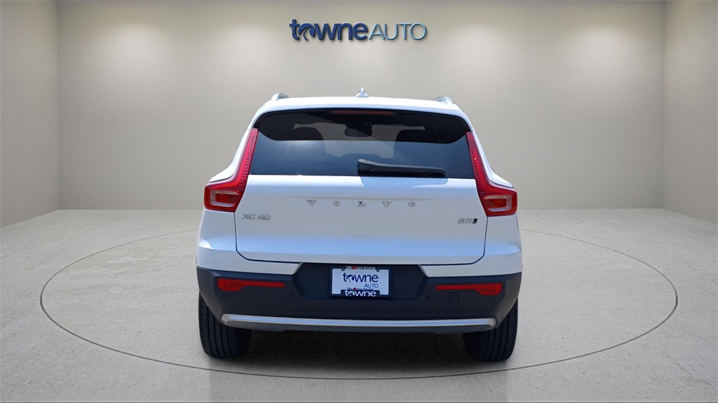 2025 Volvo XC40 Core photo 4