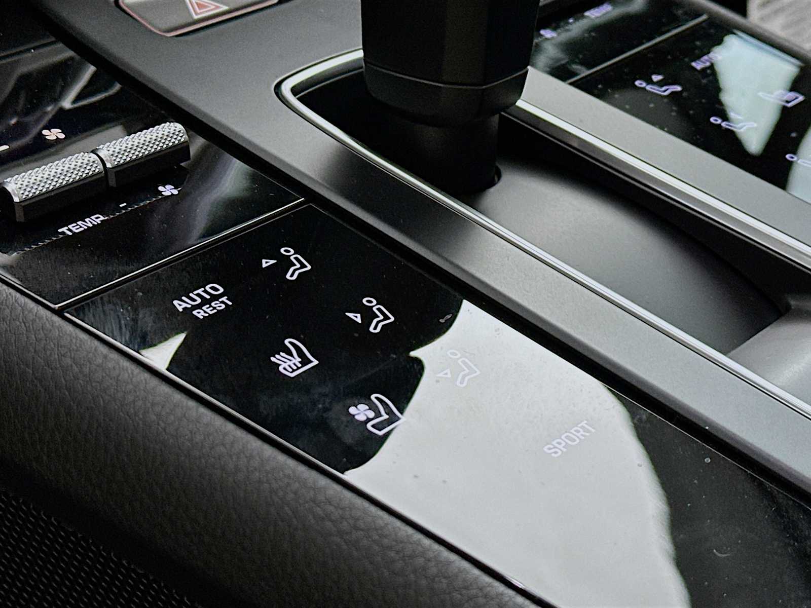 2026 Porsche Macan T photo 17