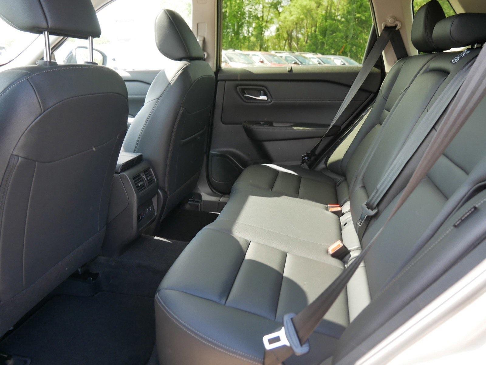2025 Nissan Rogue SL photo 4